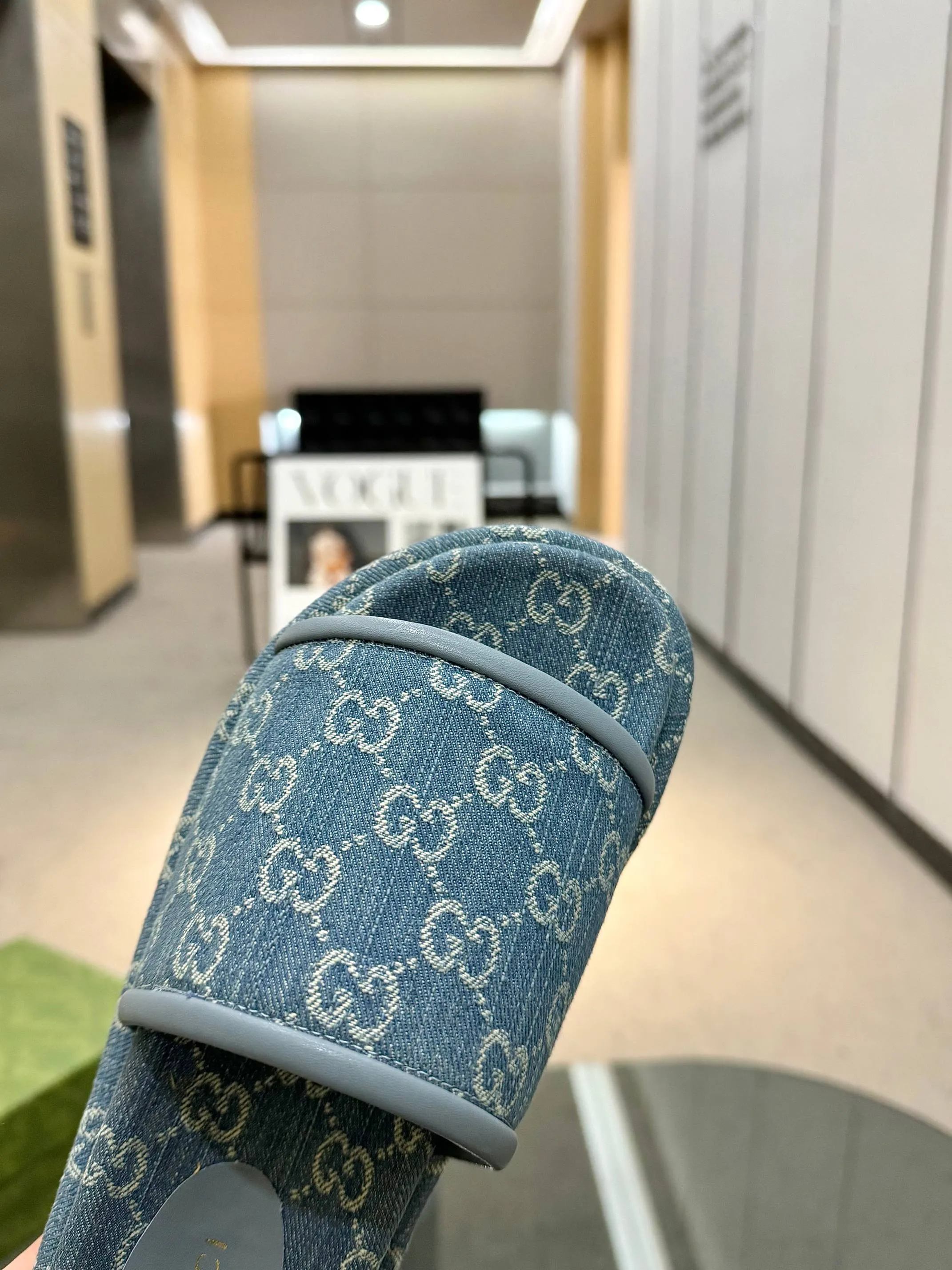 👟👟Ex-factory price 400👟👟 Shipped all year round, Gucci's latest limited edition thick-soled slippers. Top quality for sale. Purchase genuine product for development. The material and workmanship are consistent with the original. Upper: original special printing process. Lining: dyed sheepskin. Outsole: Italian private model outsole. Size: 35-43M standard size. 41, 42, 43 are also customized and cannot be returned. Sole thickness: 5.5cm. Forefoot 4cm.